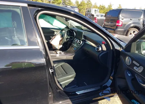 2015 Mercedes-Benz C 300 Sport 4Matic z USA, uszkodzony, nr VIN 55SWF4KB4FU007069